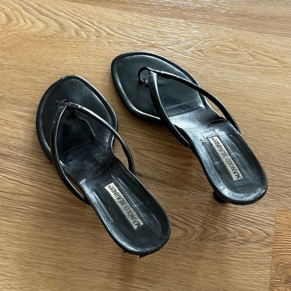 Vintage Manolo Blahnik Black Thong Kitten Heel Sandals - Picture 2 of 7